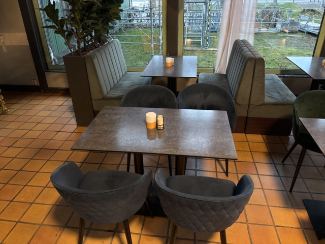 1372774-1 Soffgrupp med bord och stolar