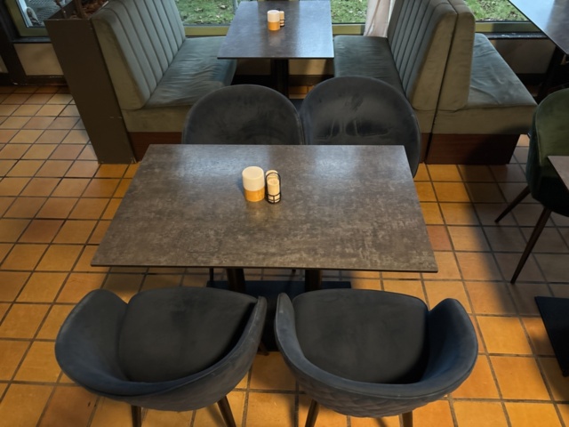 1372774-2 Soffgrupp med bord och stolar