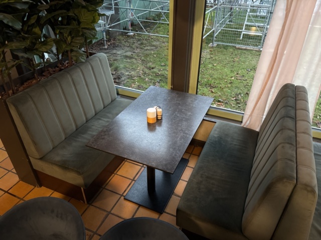 1372774-3 Soffgrupp med bord och stolar