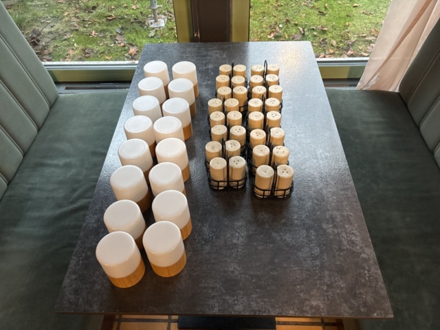 1372775-1 Bordslampor med laddfunktion samt salt- och pepparkar