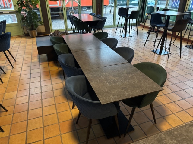 1372776-1 Matgrupp med 3 bord och 8 stolar