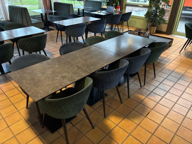 1372776-2 Matgrupp med 3 bord och 8 stolar