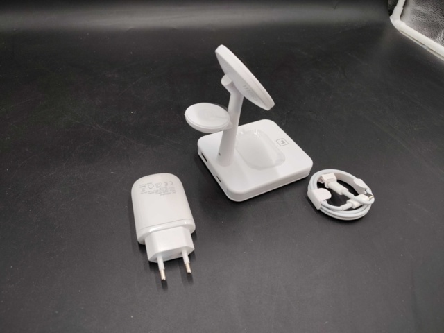 1465099-3 Charging station - Samaray, 4-1, magnetic, white