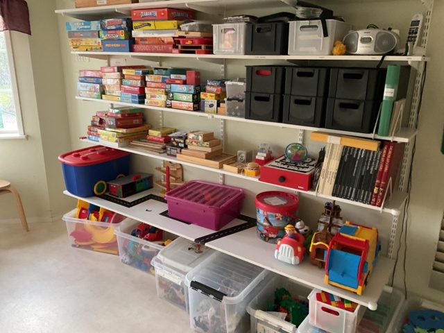 1197361-1 Shelf with children's books, games and crafts