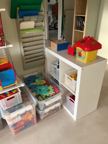 1197361-2 Shelf with children's books, games and crafts