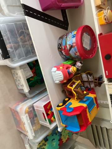 1197361-3 Shelf with children's books, games and crafts