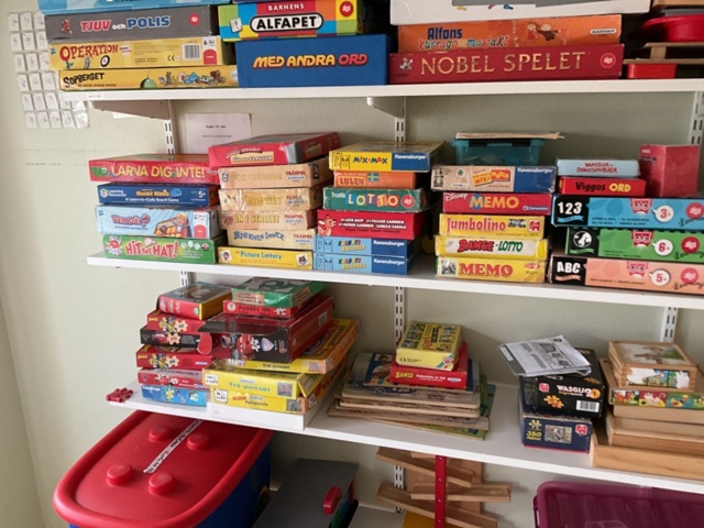 1197361-5 Shelf with children's books, games and crafts