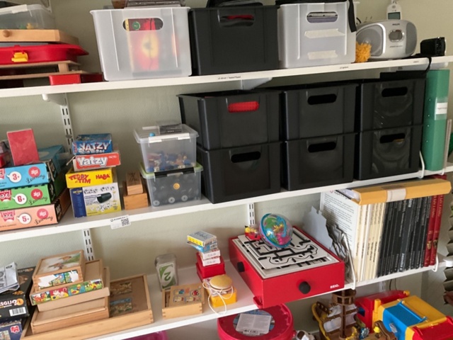 1197361-6 Shelf with children's books, games and crafts