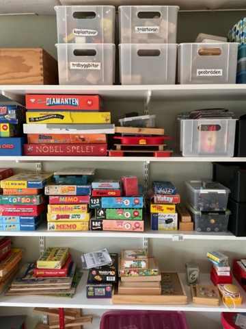 1197361-8 Shelf with children's books, games and crafts