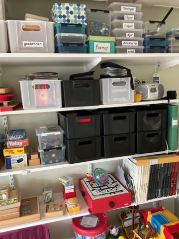 1197361-9 Shelf with children's books, games and crafts