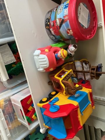 1197361-11 Shelf with children's books, games and crafts