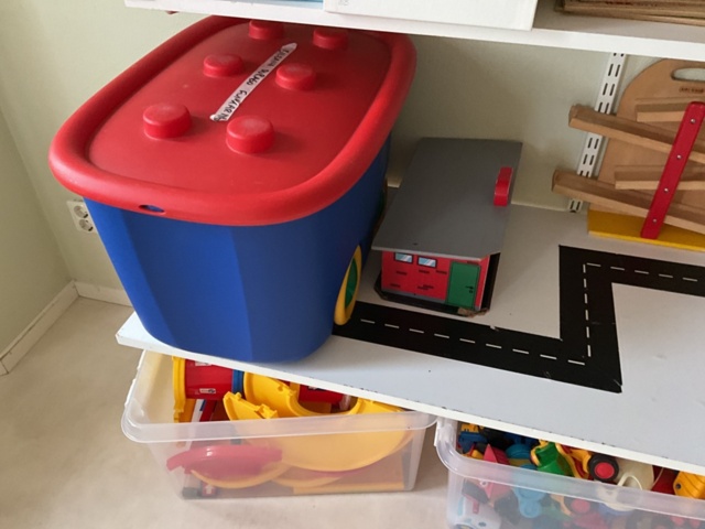 1197361-14 Shelf with children's books, games and crafts