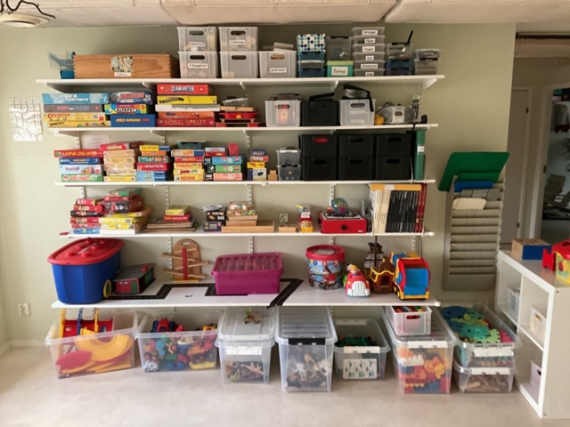 1197361-16 Shelf with children's books, games and crafts