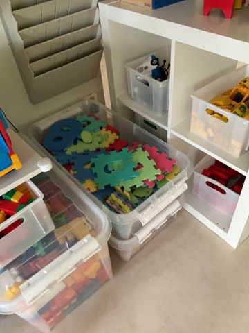 1197361-17 Shelf with children's books, games and crafts