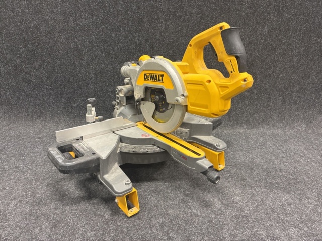1465354-1 Kap- & gersåg Dewalt DCS777