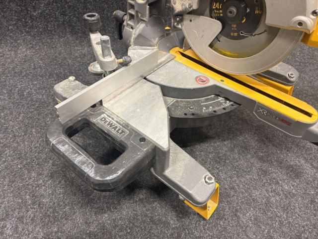 1465354-2 Kap- & gersåg Dewalt DCS777