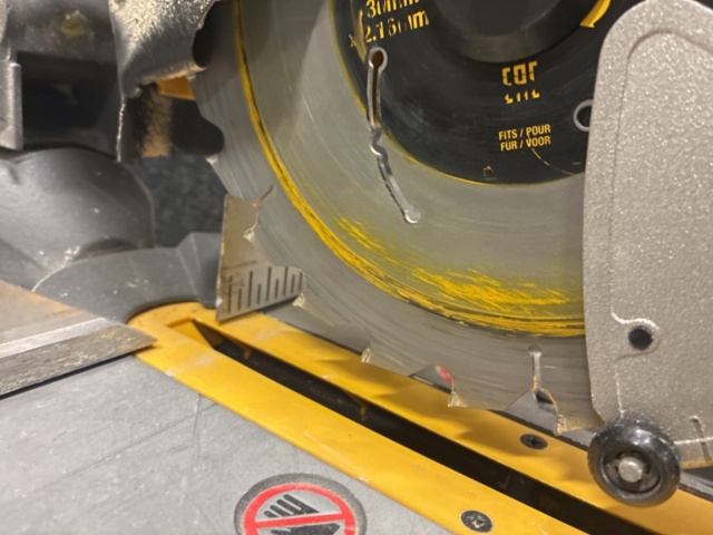 1465354-4 Kap- & gersåg Dewalt DCS777