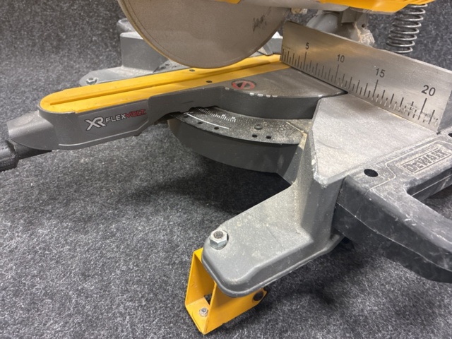 1465354-8 Kap- & gersåg Dewalt DCS777