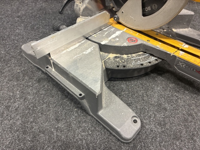 1465355-2 Miter saw Dewalt DCS777