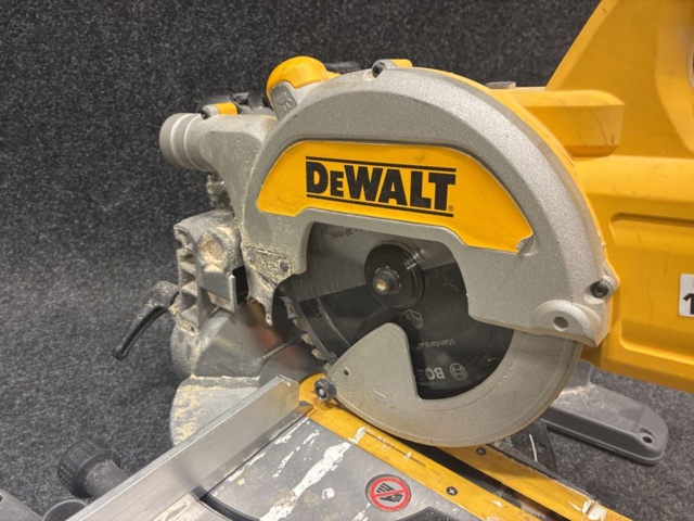 1465355-3 Miter saw Dewalt DCS777