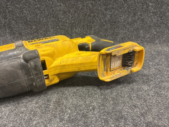 1465356-5 Tigersåg DeWalt DCS389