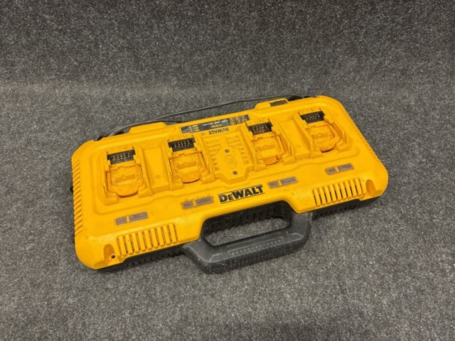 1465376-1 Quick charger DeWalt DCB104