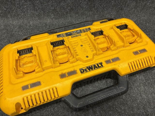 1465376-2 Quick charger DeWalt DCB104