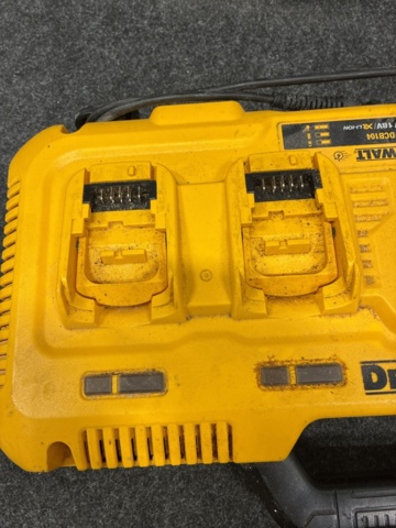 1465376-4 Quick charger DeWalt DCB104