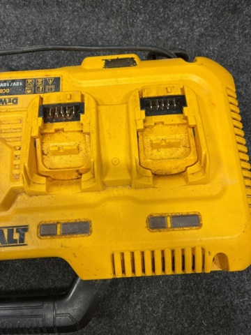 1465376-3 Quick charger DeWalt DCB104