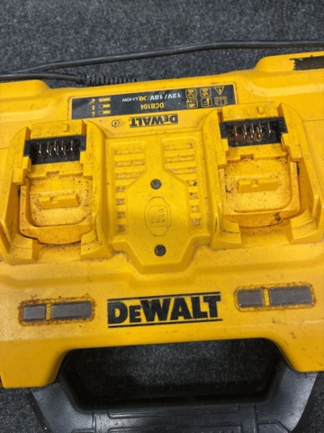 1465376-5 Quick charger DeWalt DCB104