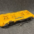 1465376-7 Quick charger DeWalt DCB104