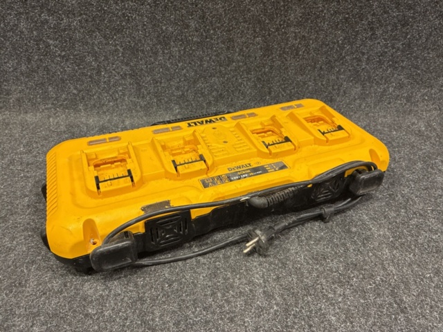 1465376-7 Quick charger DeWalt DCB104