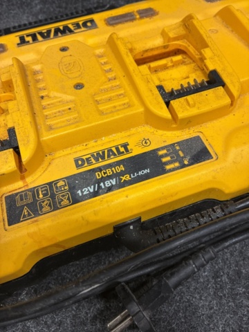 1465376-9 Quick charger DeWalt DCB104