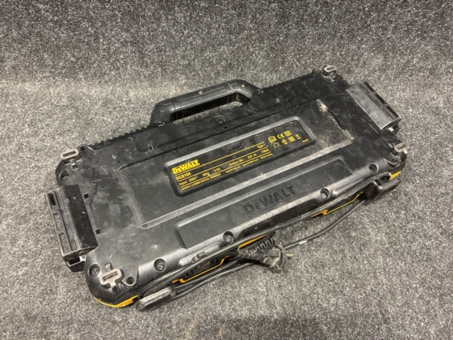 1465376-11 Quick charger DeWalt DCB104