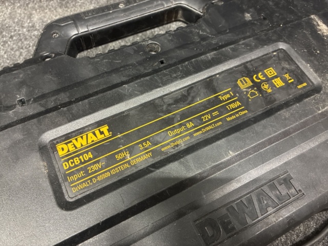 1465376-12 Quick charger DeWalt DCB104