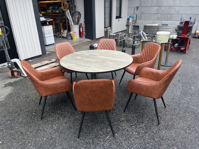 1421666-1 Runt bord med 6 st skinnstolar