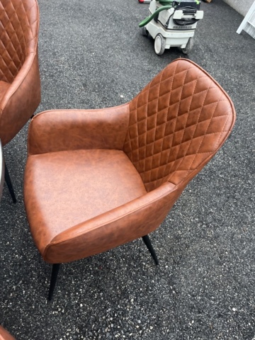 1421666-2 Runt bord med 6 st skinnstolar