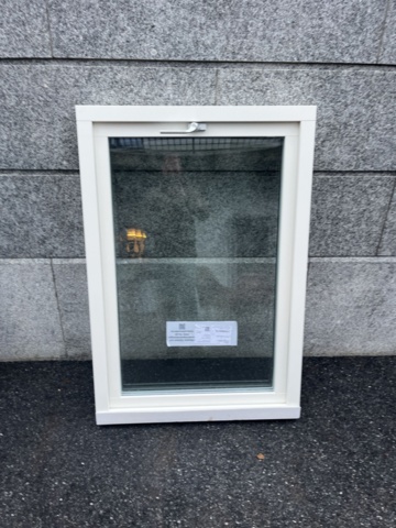 1421669-1 Fönster med karm 880x1285x115