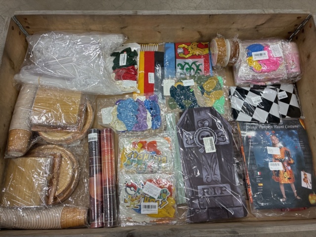 1466006-1 Assortment of party products