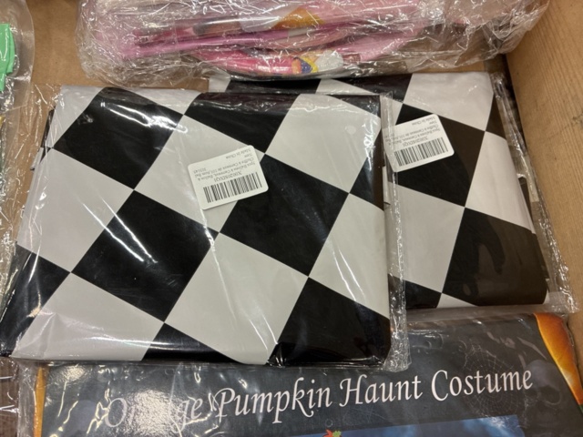 1466006-4 Assortment of party products