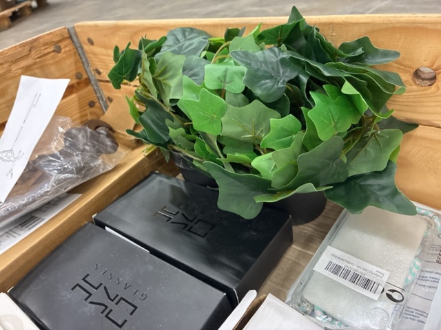 1466015-16 Home furnishing assortment