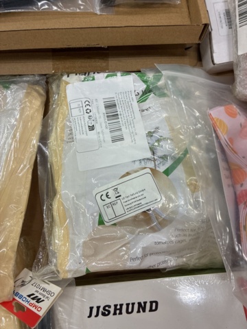 1466016-6 Home furnishing assortment