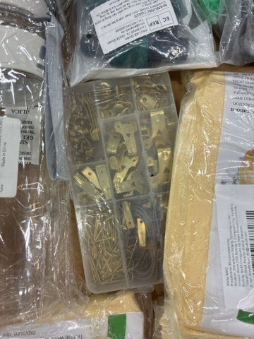 1466016-11 Home furnishing assortment