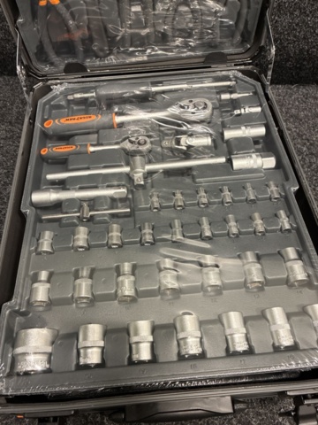 1465935-8 Verktygset med 1000 delar i verktygsväska med hjul