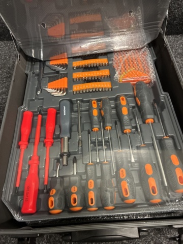 1465935-9 Verktygset med 1000 delar i verktygsväska med hjul