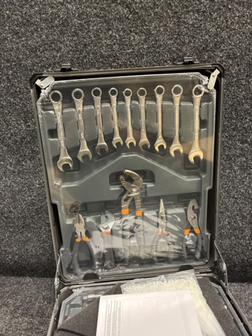 1465937-6 Verktygset med 1000 delar i verktygsväska med hjul