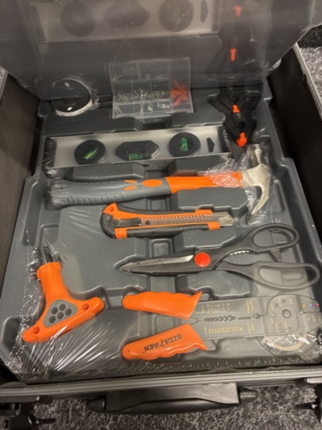 1465937-10 Verktygset med 1000 delar i verktygsväska med hjul