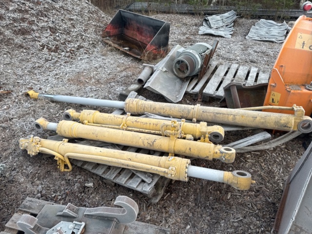 1321324-2 Boom pistons komatsu 210 -2003