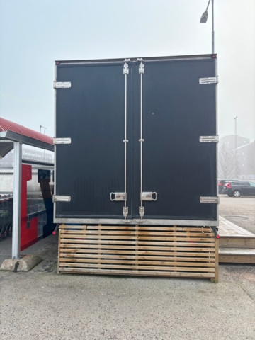 1408002-3 Food truck – fully equipped with restaurant kitchen, fridge/freezer, ventilation etc.