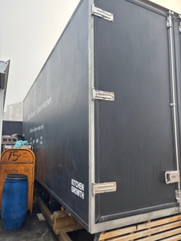 1408002-4 Food truck – fully equipped with restaurant kitchen, fridge/freezer, ventilation etc.